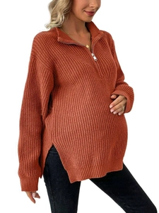 Pull de maternité rouge brique avec col roulé demi-zippé et fentes latérales en tricot