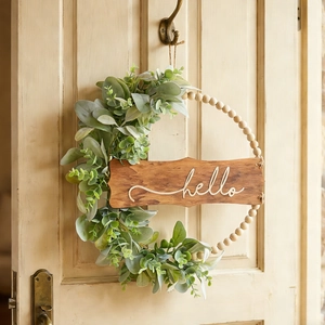 Couronne de perles en bois avec eucalyptus et signe hello pour porte d'entrée