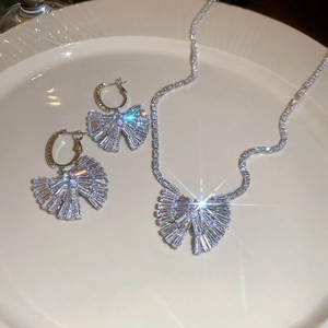 Gros plan sur l'élégant ensemble collier et boucles d'oreilles papillon en zircone