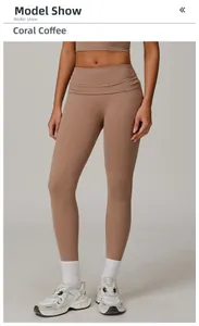 Détail du legging de yoga taille haute café corail avec large ceinture sur mannequin