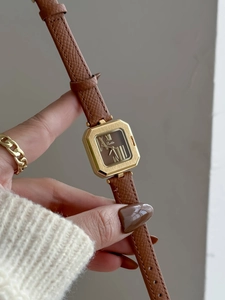 Dettaglio orologio vintage quadrato da donna con cinturino in pelle marrone e cassa dorata