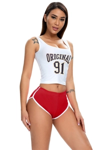 Detail der roten Sportshorts mit weißem Saum und elastischem Bund an einem Model