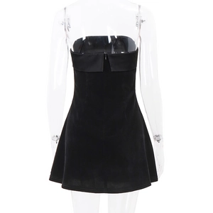 Vista posterior de un vestido negro palabra de honor con ribete de satén y cremallera