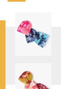 Dettaglio di eleganti berretti in maglia tie-dye in vari colori vivaci e trendy