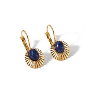 Détail de boucles d'oreilles plaquées or 18K avec pierres bleues ovales et design soleil