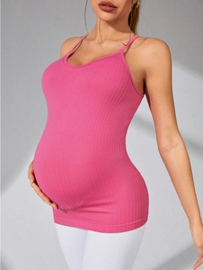 Nahaufnahme des nahtlosen Rippstrick-Yoga-Tops für Schwangere in Rosa mit elastischer Textur