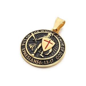 Goldener Ritter-Schildanhänger mit rotem Kreuz und Gravur der Rüstung Gottes