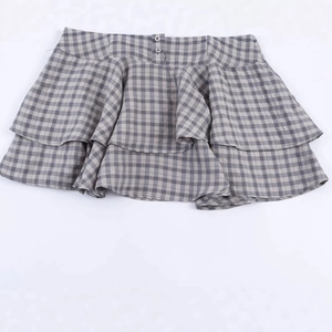 Mini robe à carreaux gris et blanc à la mode avec volants doublés et boutons à l'avant