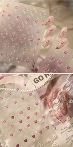 Dettaglio di adesivi per unghie glitter rosa cuore M1355 con finitura gel lucida