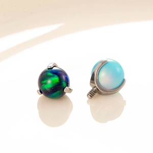 F136 Titan Piercingstecker mit Opal-Kugel-Schraubköpfen in dunkel- und hellblauen Farben
