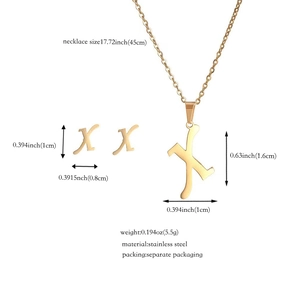 Dettaglio del set collana e orecchini X in acciaio dorato con misure del prodotto