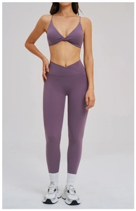 Dettaglio set yoga viola scuro con leggings a vita incrociata e reggiseno sportivo