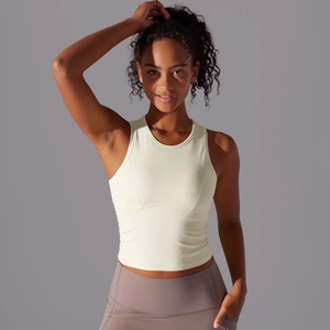 Détail du débardeur de yoga beige clair avec tissu plissé respirant et coupe ajustée