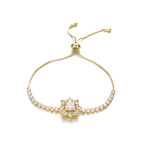 Detailopname van gouden bloemenarmband met vierkante zirkoon en verstelbare sluiting