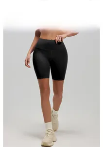 Mannequin portant le short de yoga noir stellaire à taille haute et gainant