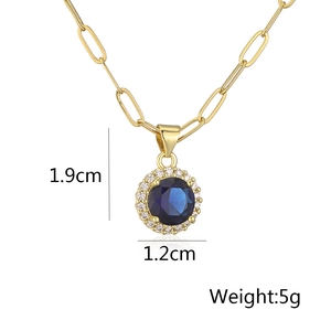 Dettaglio collana oro 18K con pietra blu e zirconi con dimensioni del ciondolo
