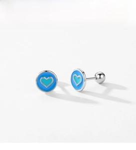 Détail de boucles d'oreilles en argent S925 à vis avec émail en forme de cœur bleu