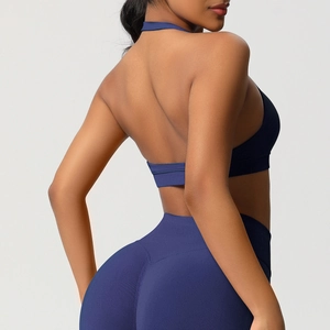 Détail de la brassière de sport dos nu et du legging sans couture à taille haute bleu