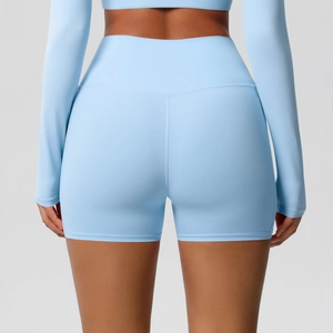 Détail du short de yoga bleu clair à taille haute avec couture en V pour effet lifting