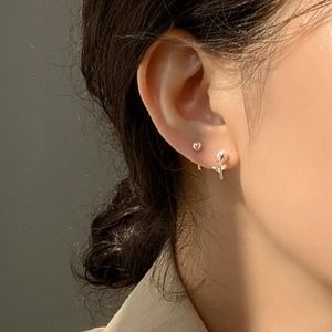 Détail de boucles d'oreilles tulipe et perle en argent, montrant la finition en argent 925