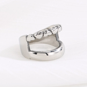 Macro-opname van een zilveren titanium stalen ring met holle doorlopende hartjes