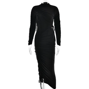 Robe longue noire élégante à manches longues avec détails froncés et cordon de serrage