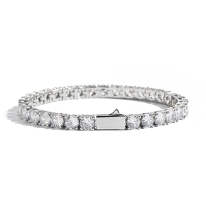 Vue détaillée d'un bracelet de tennis argenté serti de zircons ronds et fermoir à cliquet