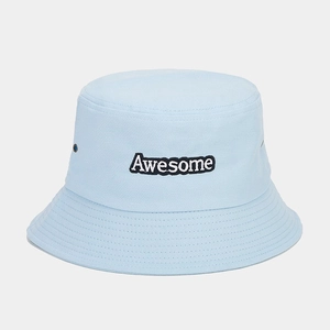 Détail de la broderie Awesome et des œillets sur le chapeau bob en coton bleu clair