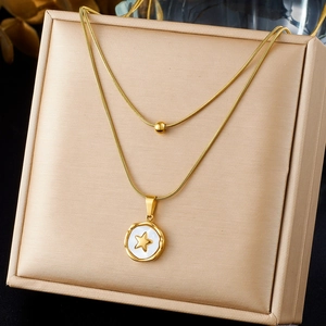Collier double couche doré avec pendentif étoile en nacre et accents de perles d'or