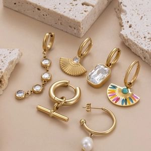 Elegante collezione di orecchini in acciaio al titanio dorato con strass e perle