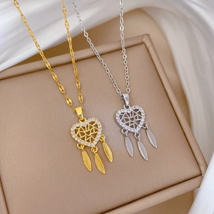 Collana Acchiappasogni Cuore Catena In Acciaio Al Titanio Ciondolo In Rame Zircone Micro Intarsiato Tripla Piuma Design Elegante