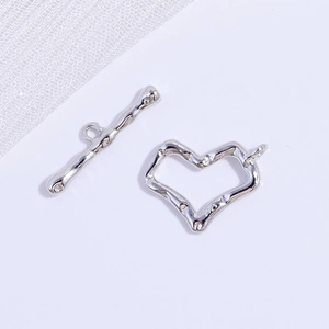 Vue macro du fermoir à bascule OT en argent sterling S925 en forme de coeur DIY