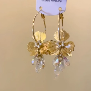 Elegant gold flower earrings with sparkling zircons and clear crystal drop pendants