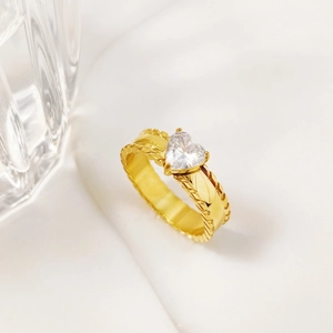 Elegant gold titanium steel ring with heart-shaped zircon and feather textured band