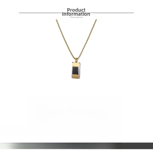 Détails du collier en acier titane avec pendentif rectangulaire or et fibre de carbone