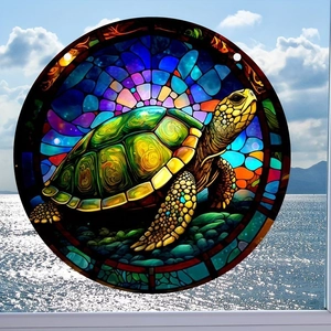 Gros plan détaillé d'un ornement de tortue de mer coloré en acrylique sur une fenêtre