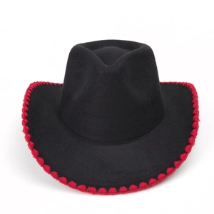 Détail du chapeau en laine noire avec surpiqûres rouges festonnées et couronne classique