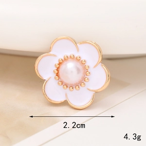 Detalle de accesorio de flor de perlas de 2,2 cm con acabado dorado y pétalos blancos