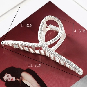 Detail of silver metal claw clip with hammered texture and 11.7cm size dimensions