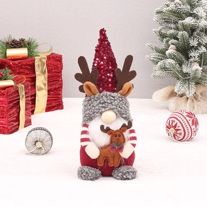 Gnome de Noël avec chapeau à paillettes et bois de renne sur fond de neige festif