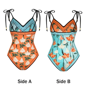 Dettaglio dei lati A e B del bikini con stampa floreale tropicale e maniche a farfalla