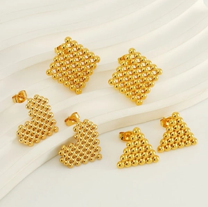 Détail de boucles d'oreilles cœur, carrées et triangles en petites perles dorées