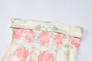Détail de la taille avec imprimé rose rose sur tissu beige et motifs floraux