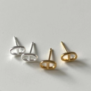 Minimalist 925 sterling silver anchor link stud earrings in gold and silver finish