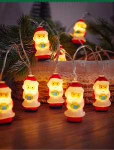Gedetailleerd overzicht van warm gloeiende Kerstman LED-lichtslingers voor decoratie