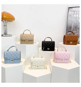 Collection de sacs à bandoulière matelassés de diverses couleurs avec chaînes et fermoirs dorés