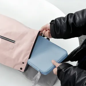 Custodia per tablet in pelle PU azzurra inserita in uno zaino rosa impermeabile