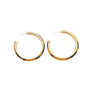 Retro C-shaped leopard print earrings with gold metal base and tortoiseshell resin accents