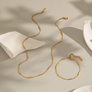 Elegante set collana e bracciale in acciaio inossidabile placcato oro 18K con cilindri mini