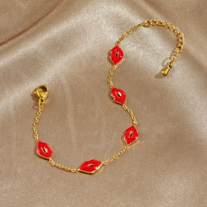 Bracelet élégant en plaqué or avec cinq breloques lèvres en émail rouge sur fond de soie